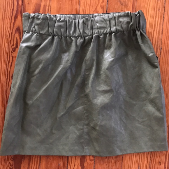 Zara Olive Green Vegan Leather Skirt - Picture 2 of 3